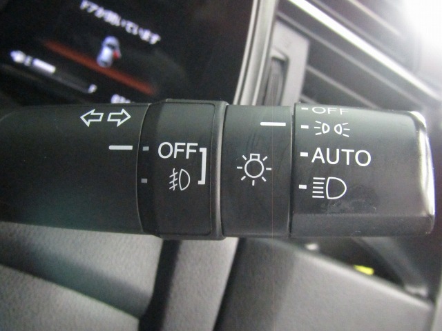 便利なオートライトコントロール機能付。エンジンON/OFFと連動しますので、面倒なスイッチ操作が不要です。周囲が薄暗くなって来たらポジション球が点灯し、さらに暗くなればロービームを点灯させます。
