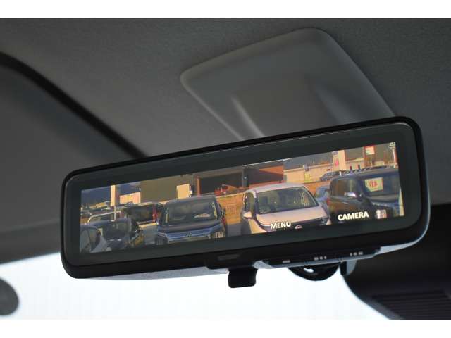 インテリジェントルームミラー搭載で、車の後方に設置されたカメラ映像を映し出してシートバックやヘッドレスト、同乗者に視界が遮られることがなく視認性が非常に良いです。