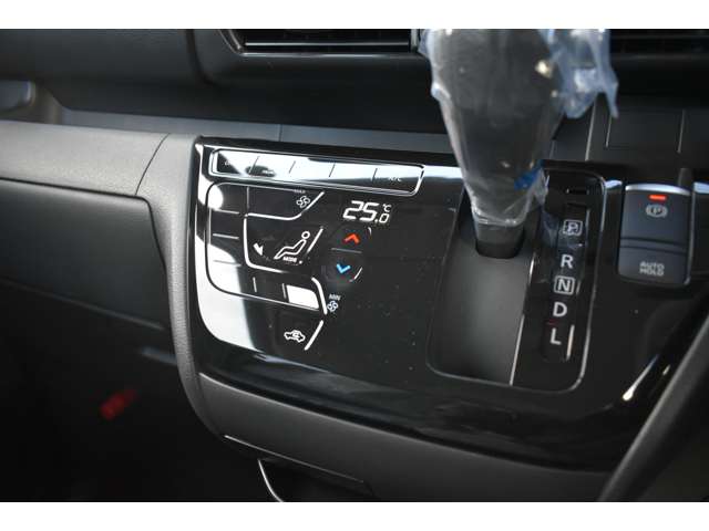 タッチパネル式オートエアコンで温度を設定するだけで快適な車内環境を維持することができます。