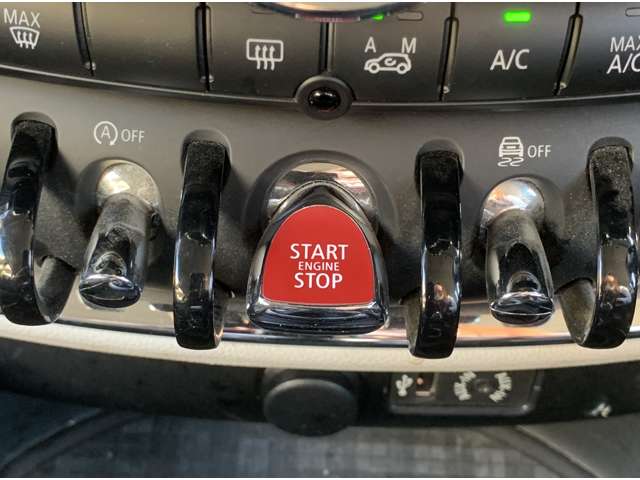 【エンジンスタートボタンです！】キーが車内にあればエンジンの始動は、ブレーキを踏んで、スタートボタンを押すだけ！バックからキーを取り出す手間も省けます！
