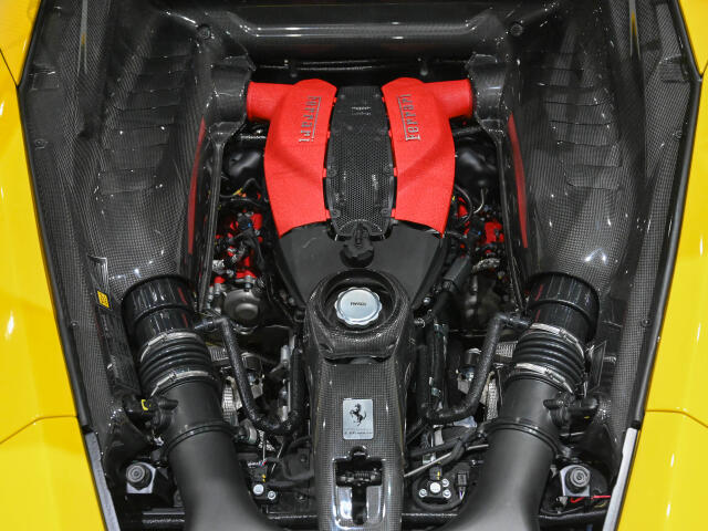 V8ツインターボエンジンからは720cvのパワーを出力します。