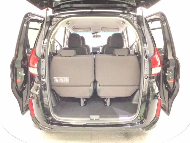 開口部も広く荷物の積み下ろしもしやすいお車となっております。リアシートは５：５の割合で背もたれを倒しシートの跳ね上げができます。