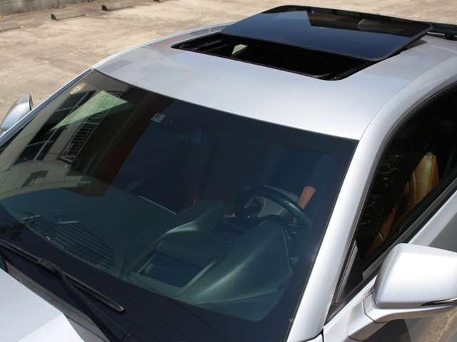オプション設定の電動サンルーフが完備されております。晴れの日はとても開放感あふれる車内となります。