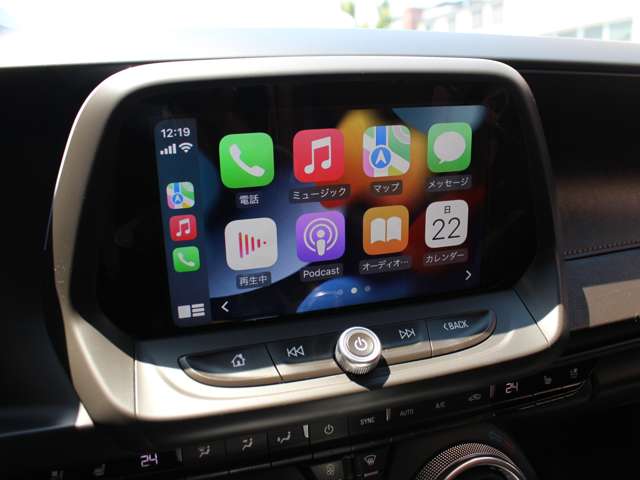 「Apple CarPlay」と 「Android Auto」に対応しており、お使いのスマートフォンを車につなぐと、電話、メッセージの送受信、ミュージック、ナビゲーションといった機能をタッチスクリーン上で操れます。