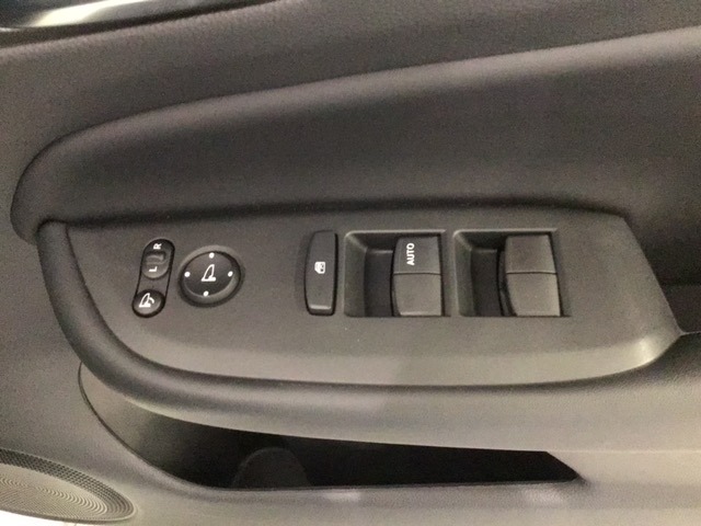 パワーウインドウは運転席でドア４枚とも上下の操作ができるようになっています。子供さんが勝手に操作できないようにロックすることも可能です。