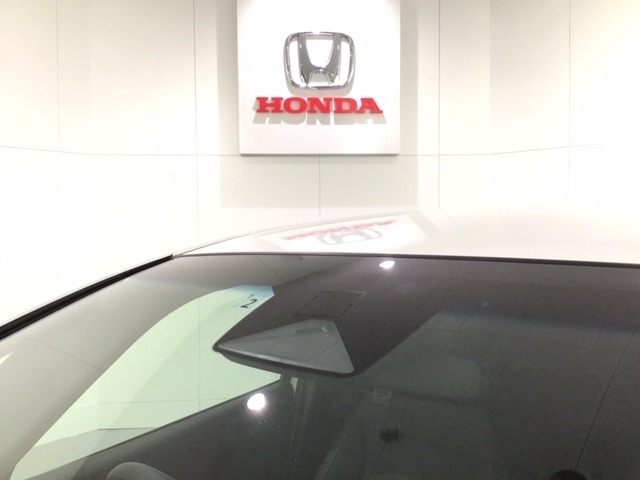 Honda SENSING装着車です。衝突を予測してブレーキをかけたり、前のクルマにちょうどいい距離でついていったりできる多彩な安心・快適機能を搭載した先進の安全運転支援システムがドライバーをサポート
