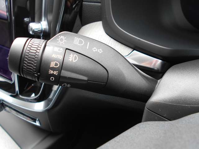 対向車両や先行車両への眩惑を防ぐように、ハイビームの配光エリアを自動調整するフルアクティブハイビームを装備
