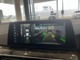 リヤ・ビュー・カメラはリバース・ギアを選択すると自動的に画面が切り替わります。予想進路表示機能でスムースな駐車をサポート致します。
