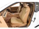ファブリックと上質なレザーで優れたホールド感と快適な座り心地のシートです。運転席と助手席はヒーター付パワーシート。シートと密着している部分の空気を換気し蒸れを防ぐベンチレーションも装備しています。