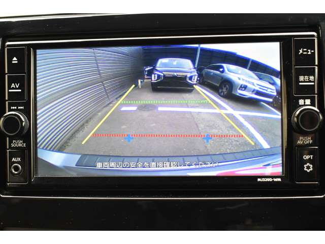 バック連動のモニターを装備☆シフトレバーをバックに入れるとモニターに表示■後方視界は良好で車庫入れをしっかりサポートします。