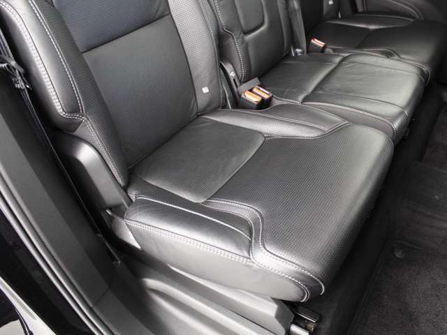後部座席も快適に過ごしていただけるスペースを確保させて頂いております！座面の広さは特に注目頂きたいポイントです！
