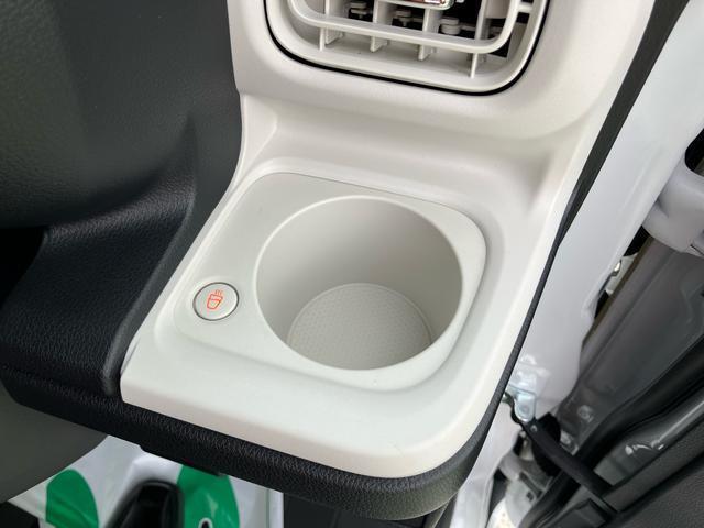 【運転席ドリンクホルダー】 運転席側のドリンクホルダーです。エアコンの風が直接あたりますので、快適温度を出来るだけキープします♪ドリンクを置かない時には、小物入れとしても使えますよ♪