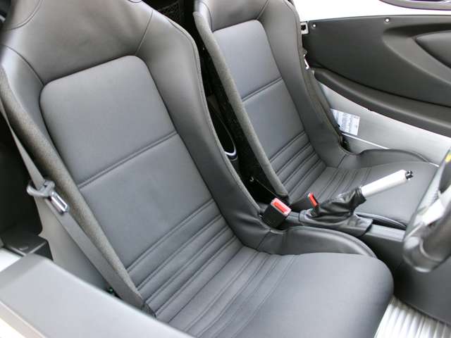ブラックハーフレザー軽量スポーツシート。使用感が大きく出る運転席側シート。ご覧のようにきれいな状態となっております。詳しくはフリーコール 0078-6002-080898