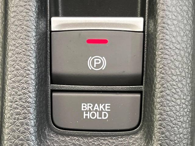 【オートブレーキホールド】信号待ちや渋滞で停車時にブレーキから足を離しても、停止状態を保持してくれます。前進するときはアクセルを踏めば自動で解除されるので安心