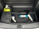 【荷室部】荷室下の収納ボックス内にAC200V充電ケーブルと純正工具、タイヤパンク時の応急キットが付いています。