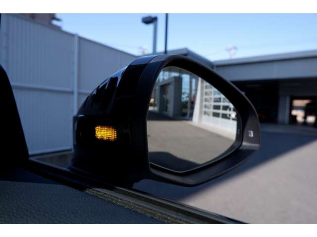 ドライバーの死角を並走する車両を検出して、事故を未然に防ぐシステムです。走行中にレーダーセンサーが後方の並走車を検出すると、該当する側のドアミラー内側のＬＥＤを点灯してドライバーに注意を促します。