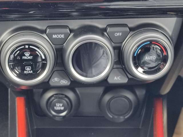 もちろんオートエアコンです！設定温度で車が自動で空調管理してくれます！