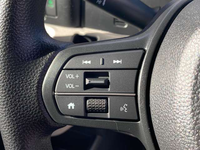 ステアリングに各種スイッチが付いてますので、運転中に余所見することがありませんね！