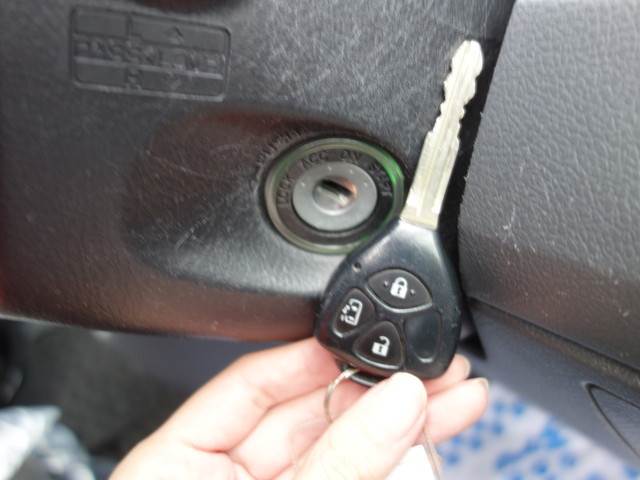 鍵にはキーレスエントリーを搭載しております。ボタン操作一つで簡単にドアの施錠・解錠を行えるので、車の乗り降りの際にもたつくことがありません！
