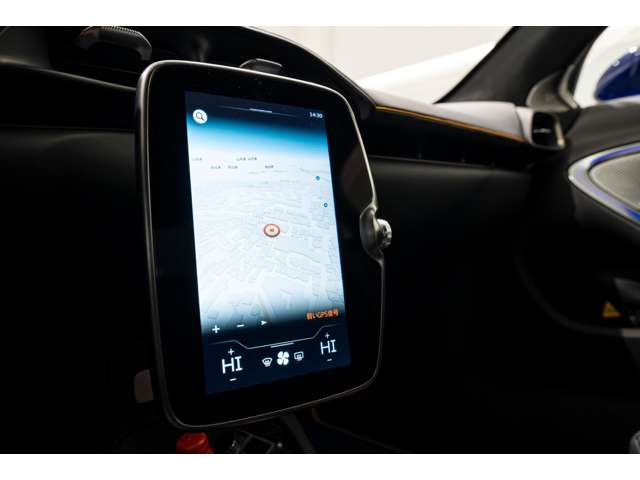目的地設定やエアコン操作、Bluetooth接続もナビで設定できます。また、McLaren初、iPhone充電コードをつないでいただくとApple Car Playを使うことが出来ます。