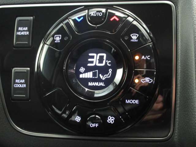 オートエアコンで車内はいつも快適 温度設定に応じて風量や風向きを調節してくれます