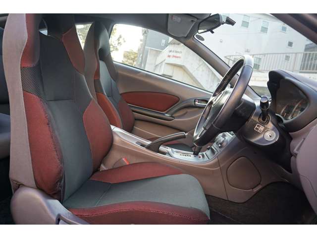 ヘッドレスト一体型のシートはオーナー様の最適なドライビングポジションを提供します。