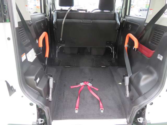 車いすの乗せ降ろしを簡単操作でサポートする、電動ウインチとワイヤレスリモコンが装備されています。