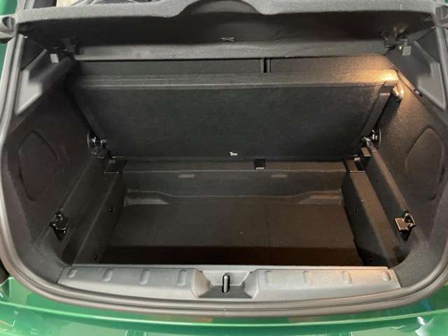 トランクの下にもスペースがありますので、普段使わないものの収納にピッタリです。