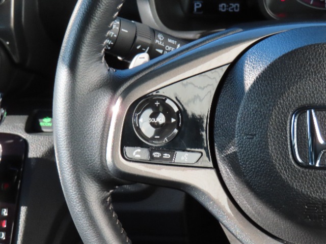 ステアリングにオーディオ操作スイッチがついているので、運転しながらオーディオのソース選択やボリュームの調節などができ便利です。