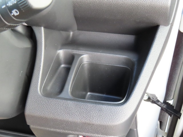 運転席側のドリンクホルダーです。運転中でもドライバーがすぐ飲み物を取り出しやすい位置に配置してあります。