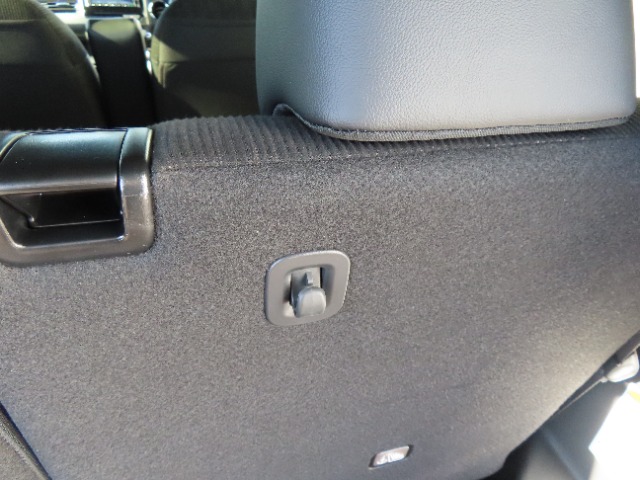 運転席側の後席座面にはコンビニフックがついています。買い物袋などをひっかけておけるので便利です。
