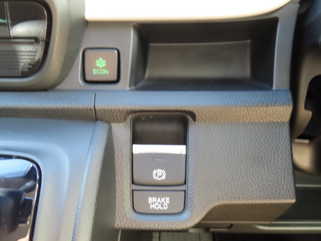 スマホなどの充電に便利なUSBジャックは、運転席からも助手席からも使いやすい位置に配置。さっと挿せるようフタのないデザインを採用しています。(急速充電対応タイプ2個＋ナビ接続用USBジャック1個)