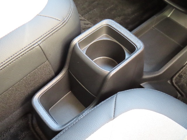 運転席、助手席のどちらからも手の届く位置にティッシュボックスの入るトレーが配置してあります。