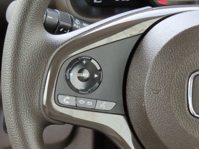 ステアリングにオーディオ操作スイッチがついているので、運転しながらオーディオのソース選択やボリュームの調節などができ便利です。