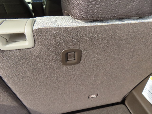 運転席側の後席座面にはコンビニフックがついています。買い物袋などをひっかけておけるので便利です。