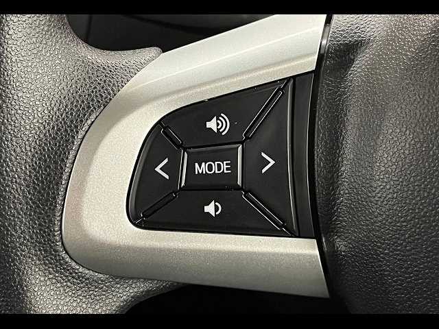 ステアリングスイッチ搭載なので運転中手元でオーディオの操作が可能です。