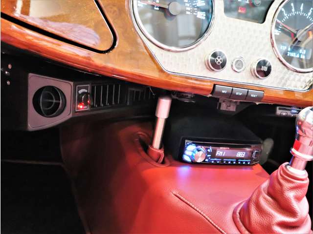 110 Edition Anniversary・記念刺繍・記念エンブレム・赤幌 ・赤革・ワイヤーホイール・エアコン装備・Moto-Litaステアリング・ウォルナットダッシュボード・アルミパネル・シルバーメッシュグリル・1オーナー・MT車