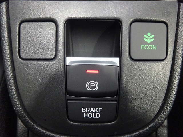 電子パーキングブレーキは手元のスイッチ操作でオン/オフできる簡単操作。ブレーキホールドはブレーキペダルから足を離しても停止状態を保持してくれアクセルペダルを踏めば解除する便利な機能です。