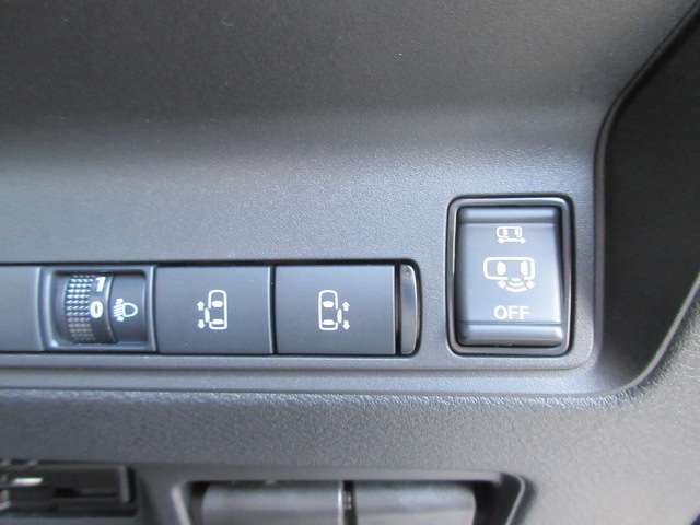 ミニバンだからこそ欲しいアイテム、電動ドアも両側に装備！運転席からも開閉操作が出来て便利なアイテムです！