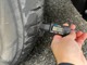 【タイヤ溝チェック】アイエスオートではお客様に安心安全をお届けするために、専用の機械でタイヤの溝をチェックしています！