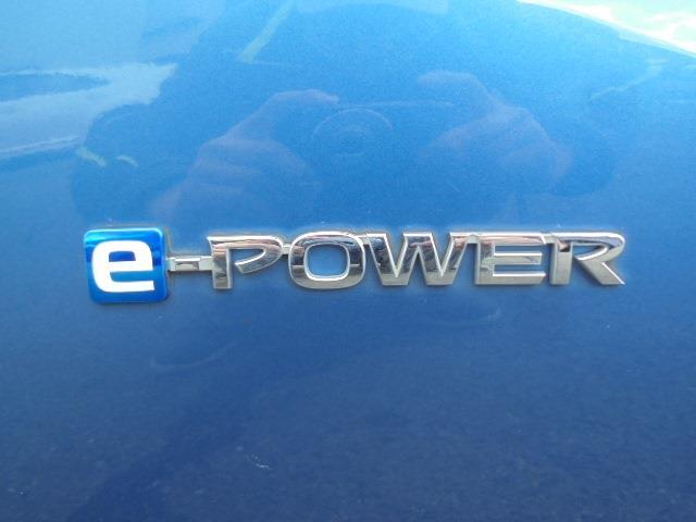 e-POWERとは、ガソリンエンジンとモーターを融合した日産独自の電動パワートレインです。