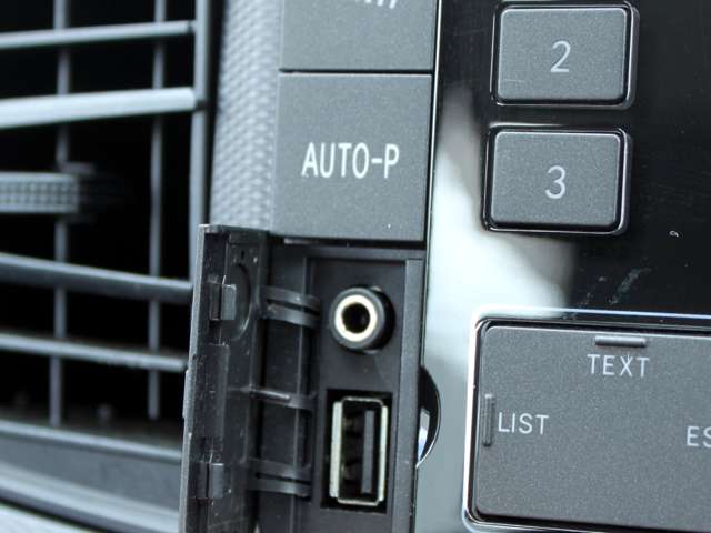 AUX�EUSB�ɃX�}�z��USB�������ڑ��ŉ��y�Đ��\