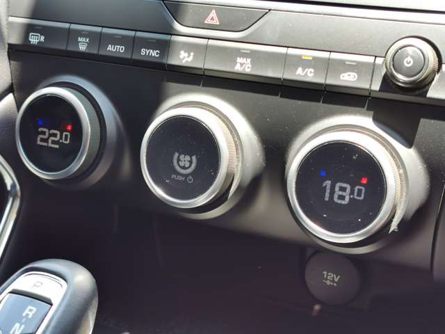 【デュアルオートエアコン】運転席・助手席で温度の調節ができます。いつでも快適にお乗り頂けます！