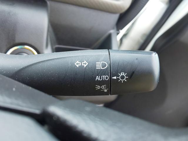 オートライトシステム搭載で暗くなるとヘッドライトが点灯します。エンジンを切ると自動で消灯します。消し忘れもなくなりますよ。