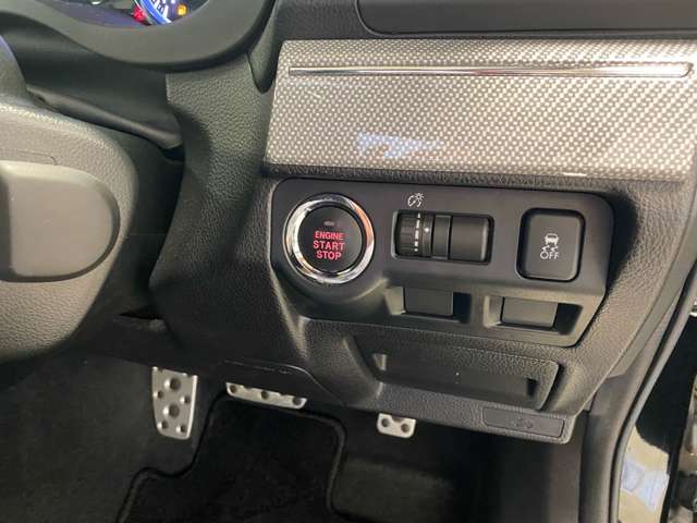 キーレスアクセス＆プッシュスタート★アクセスキーを携帯して運転席か助手席のドアハンドル内側に触れるだけで解錠、ドアハンドルのセンサーに触れるだけで施錠が可。エンジン始動はプッシュスイッチから行います！