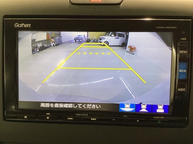 バックをするとき自動でリアの様子が映る『リアカメラ』付き！ 画面で確認しながらバックが出来るので駐車の時も安心です。
