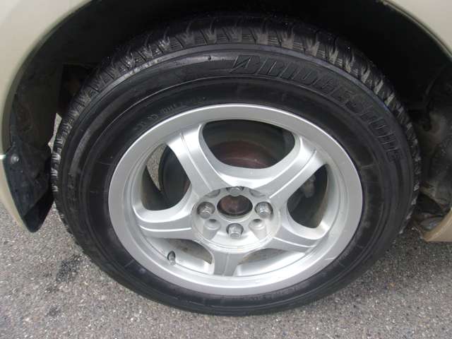 リヤのタイヤです。フロント同様、タイヤは４本共に残り溝も有り、まだまだご使用して頂けます！