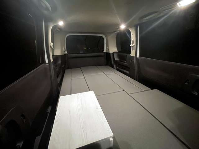 床は専用設計のループカーペットを使用。純正風のデザインで統一感、高級感があります。