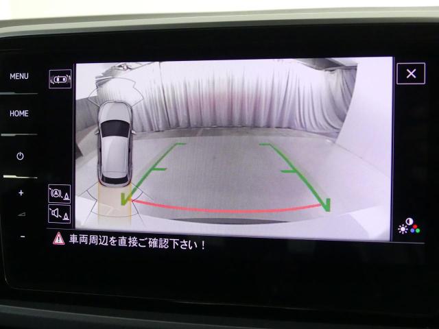 ★リアビューカメラが装備されています。ギアをリバースに入れると車両後方の映像を見ることができます。車両後方の映像とガイドラインを表示し、車庫入れなどの安全確認をサポートします。