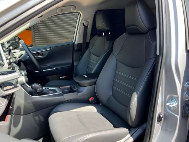 運転席助手席はシートヒーターがついております。ボタン一つで暖かくなりますし温度の調整もＨｉＬｏで切り替えれるので、寒い日には重宝される装備品の一つですね！